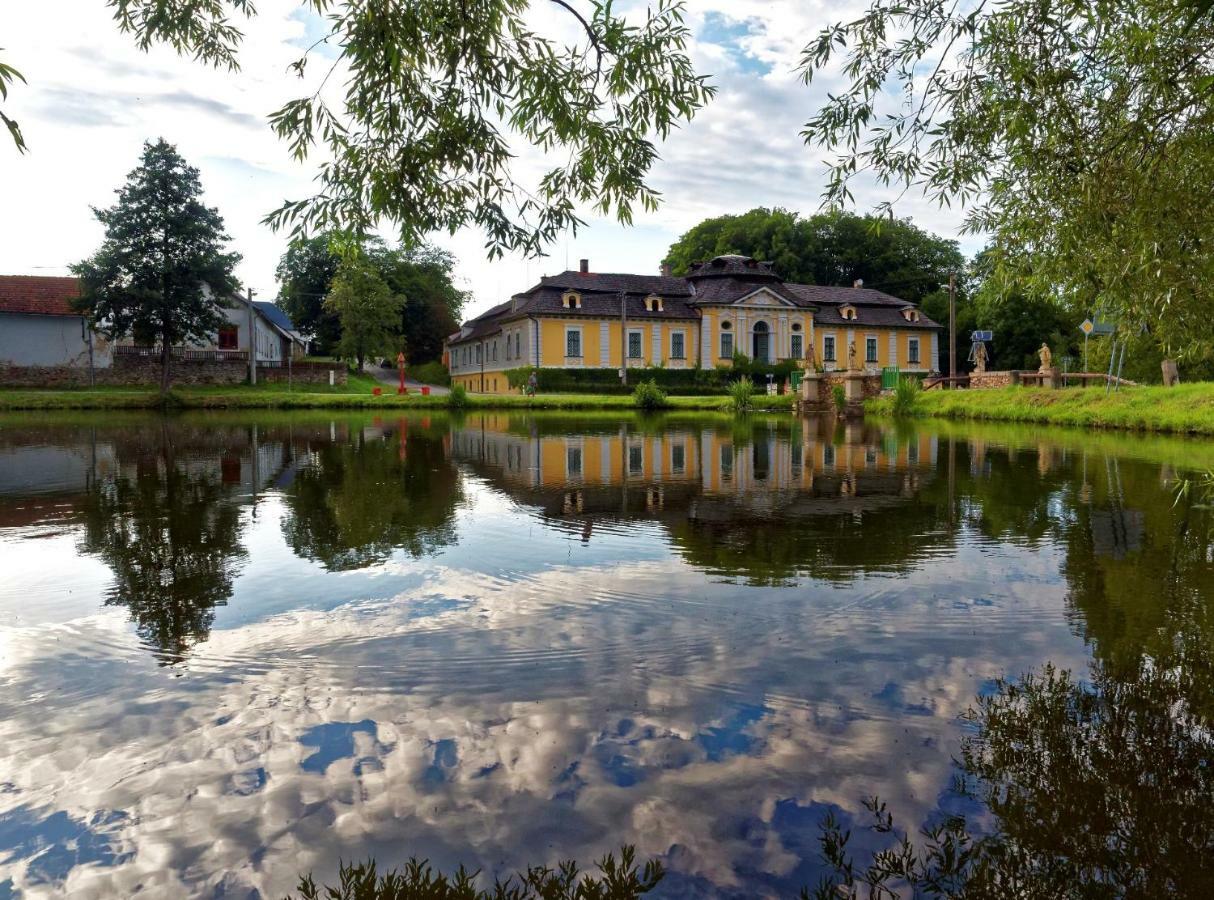 Zamek Usobi Lägenhet Exteriör bild